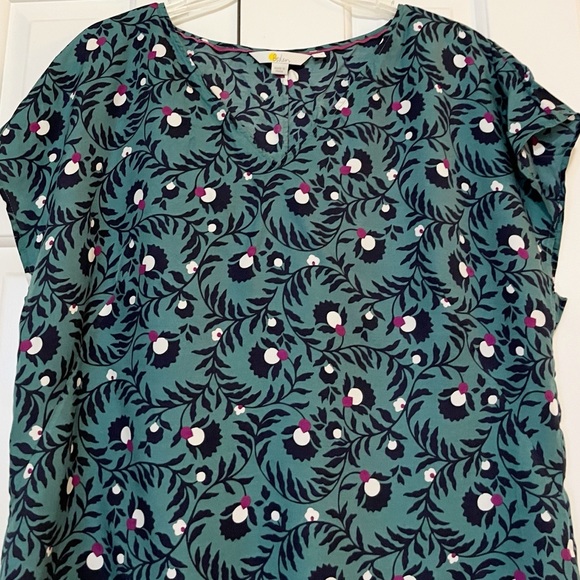 Boden Silk & Viscose Short sleeve Floral Patterned Teal Green & Black Top. 12 - Picture 14 of 14